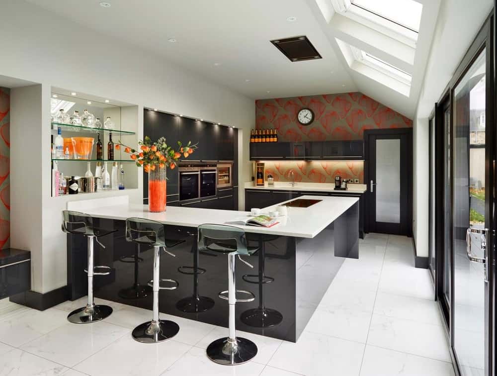 U-shaped luxurious kitchen 