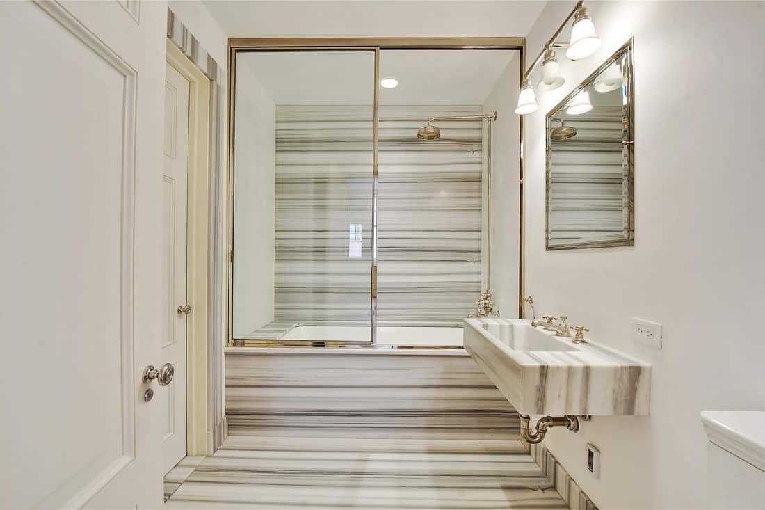 An ultra-modern bathroom with Marmara marbles that is unique because of dark colored parallel strips. It easily stands out and gives the atmosphere of an exquisite hotel suits.